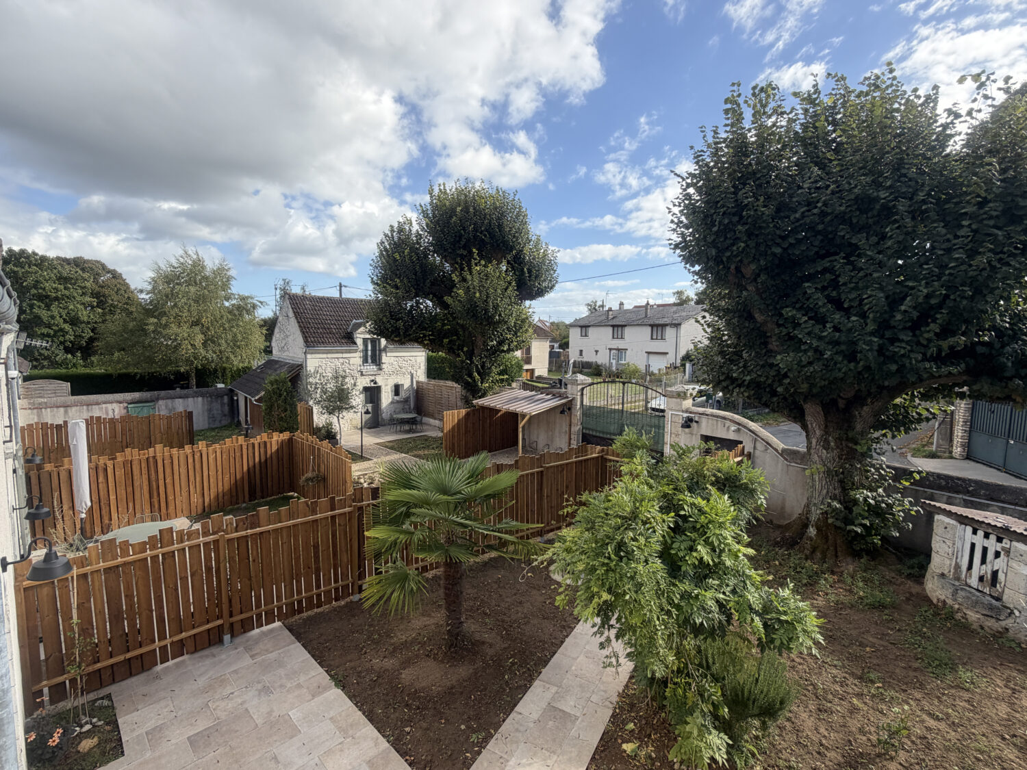Vue d'un jardin avec clôture, conciergerie location saisonnière à Chailles.