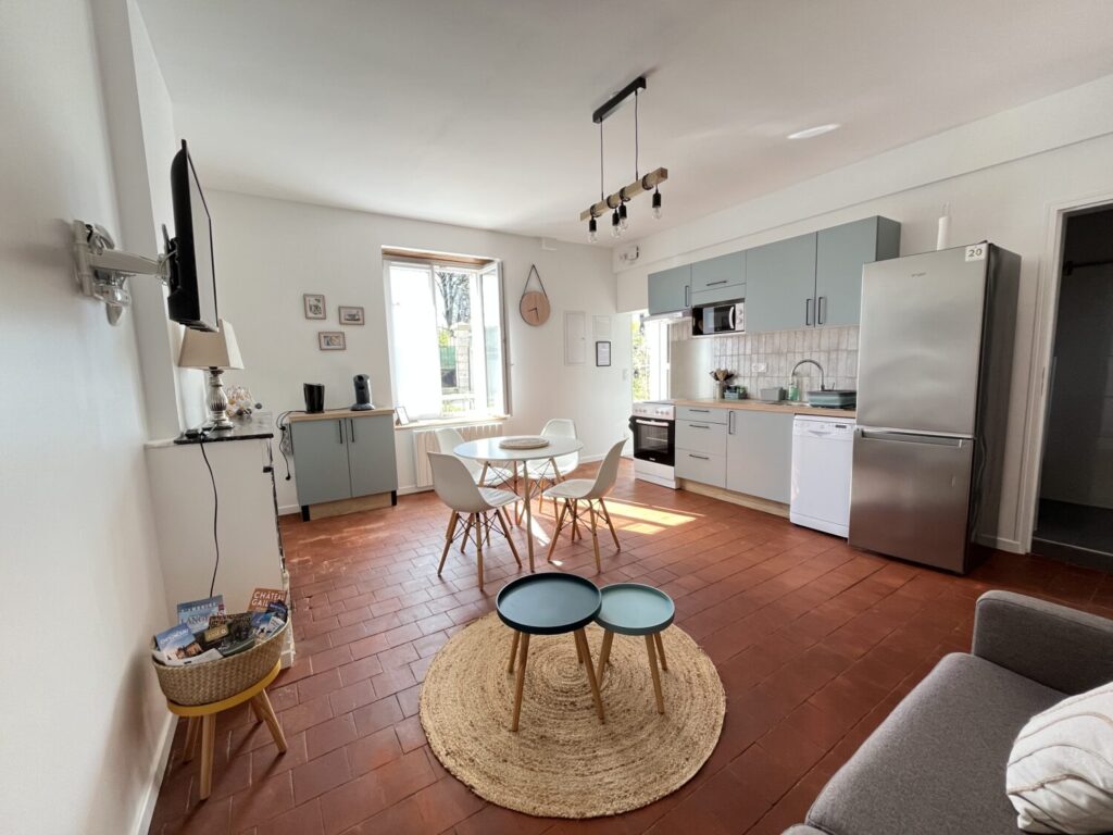 Intérieur moderne d'un appartement à Chailles, idéal pour location saisonnière.