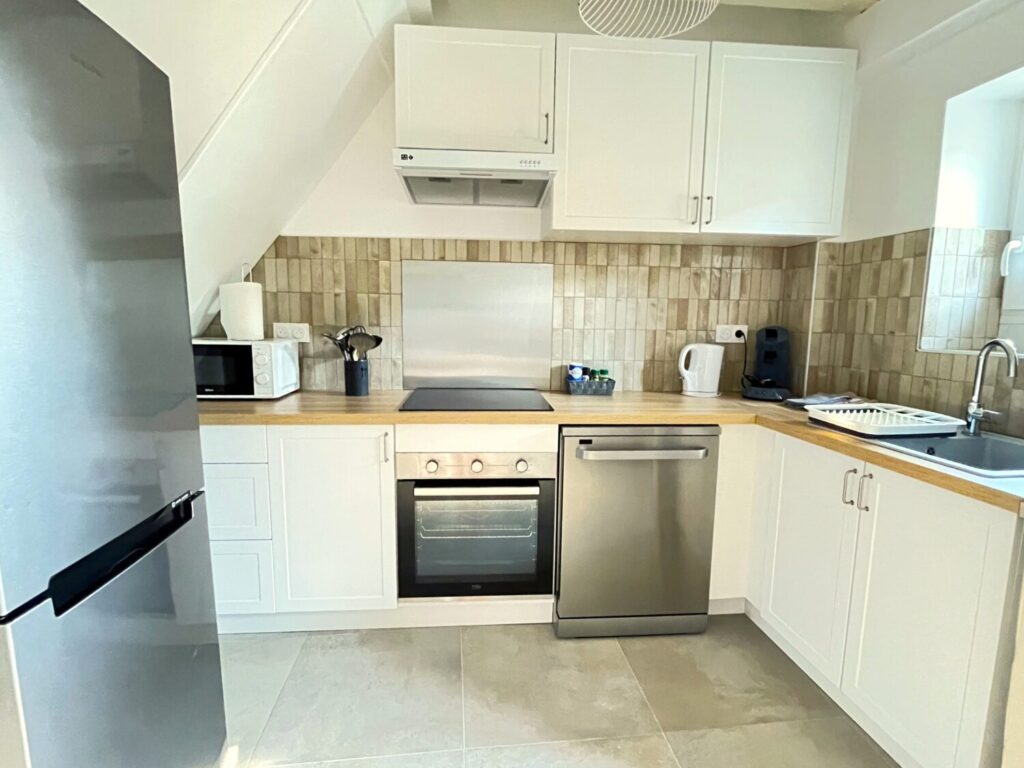 Cuisine moderne et équipée, idéale pour la conciergerie location saisonnière à Chailles.