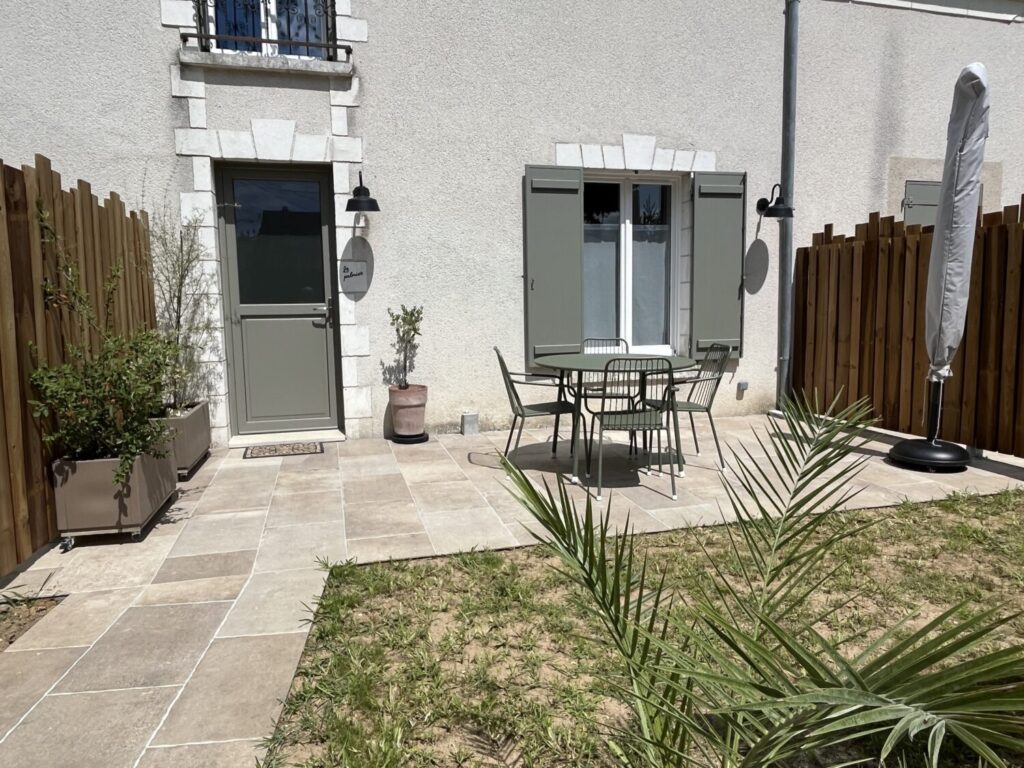 Terrasse avec mobilier, conciergerie location saisonnière à Chailles, Faciliclé.