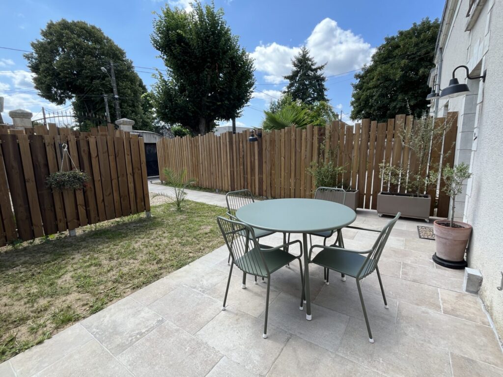 Jardin avec table et chaises, services de Faciliclé à Chailles.