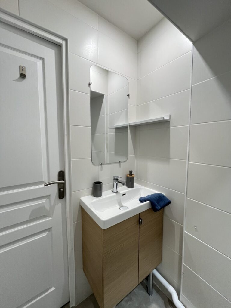 Salle de bain moderne, idéal pour une conciergerie location saisonnière à Chailles.