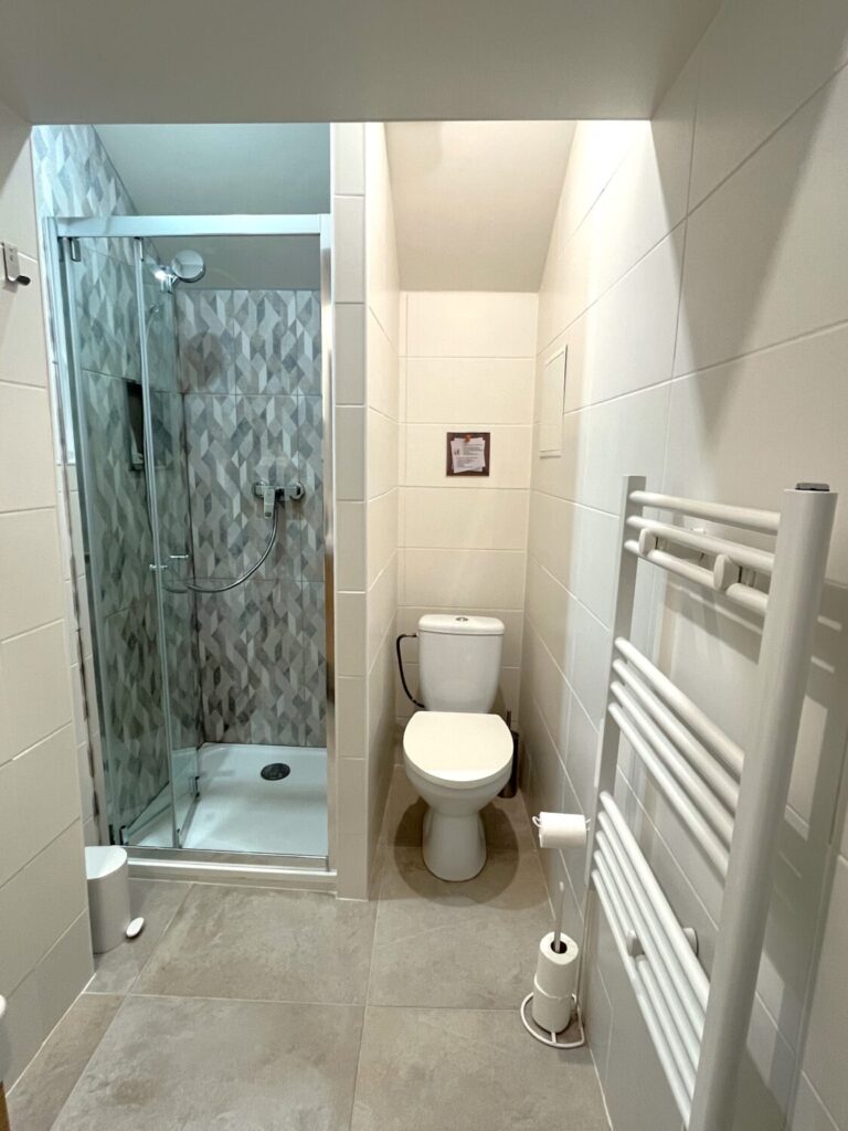 Salle de bain moderne, conciergerie location saisonnière à Chailles.