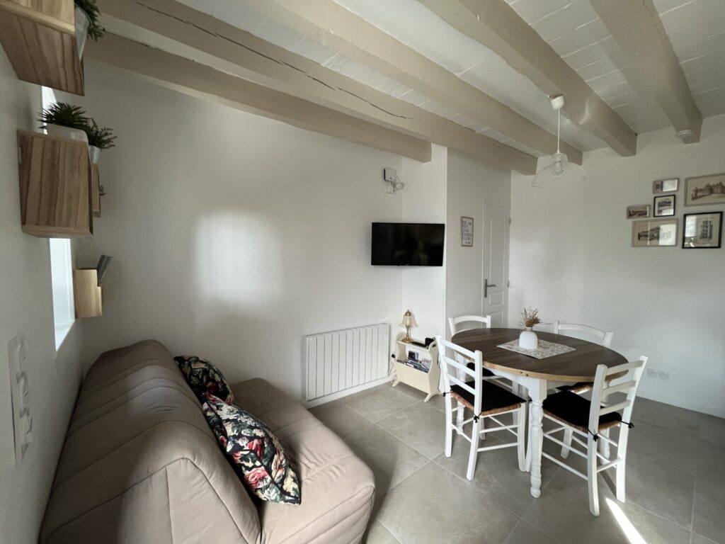 Intérieur d'un espace de vie moderne, conciergerie location saisonnière à Chailles.