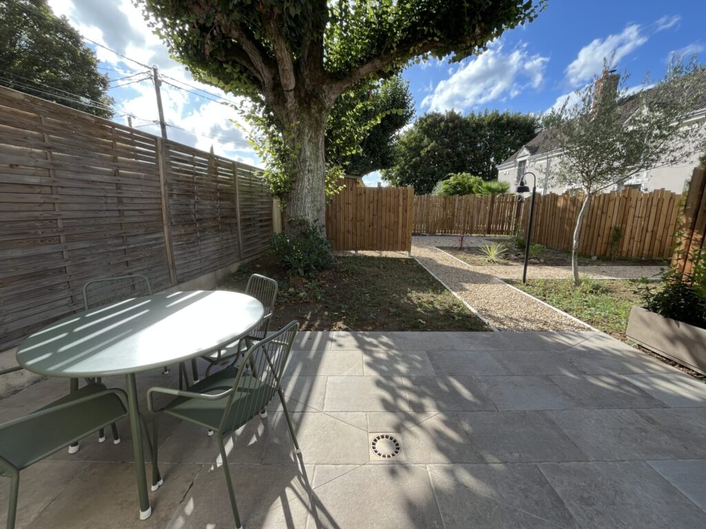Espace extérieur avec table et chaises, Faciliclé conciergerie à Chailles.