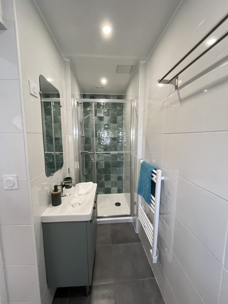 Salle de bain moderne proposée par Faciliclé, conciergerie location saisonnière.