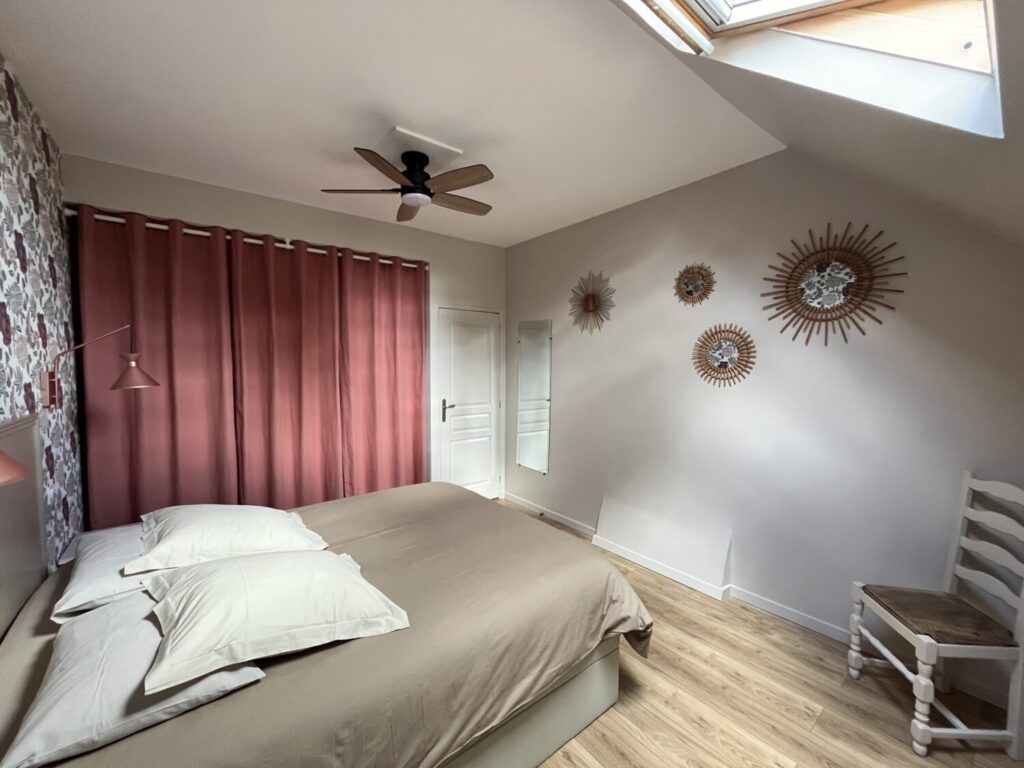 Chambre accueillante à Chailles, Faciliclé pour location saisonnière.