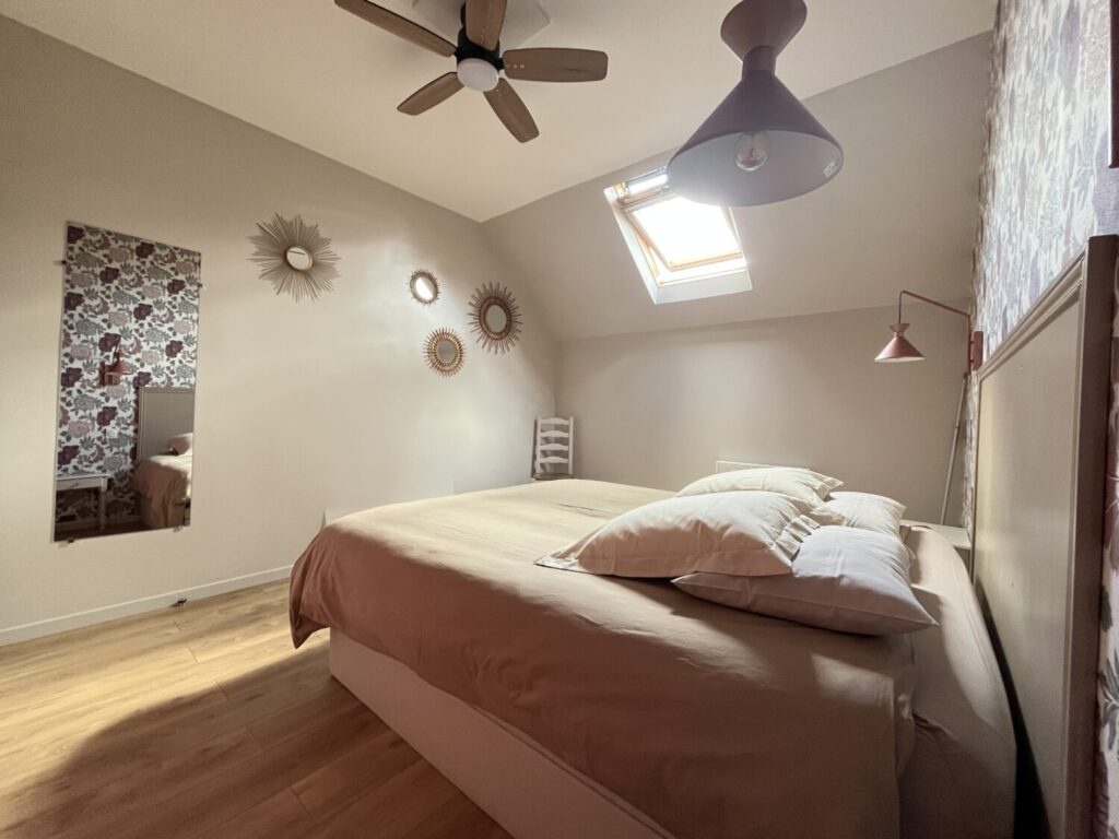 Chambre cosy pour conciergerie location saisonnière à Chailles, Faciliclé.