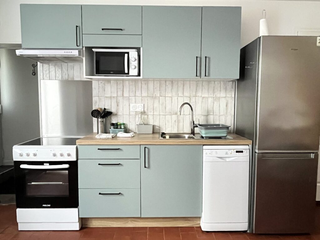 Cuisine moderne équipée, conciergerie location saisonnière à Chailles.