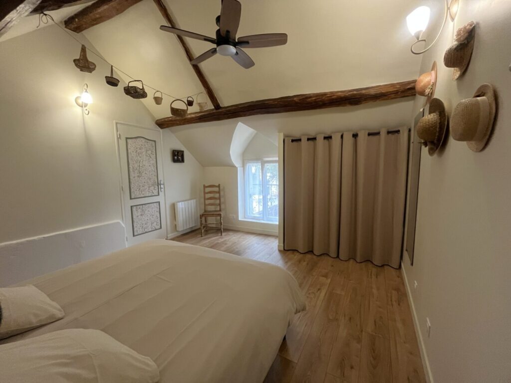 Chambre confortable avec déco intime, Faciliclé, conciergerie location saisonnière.