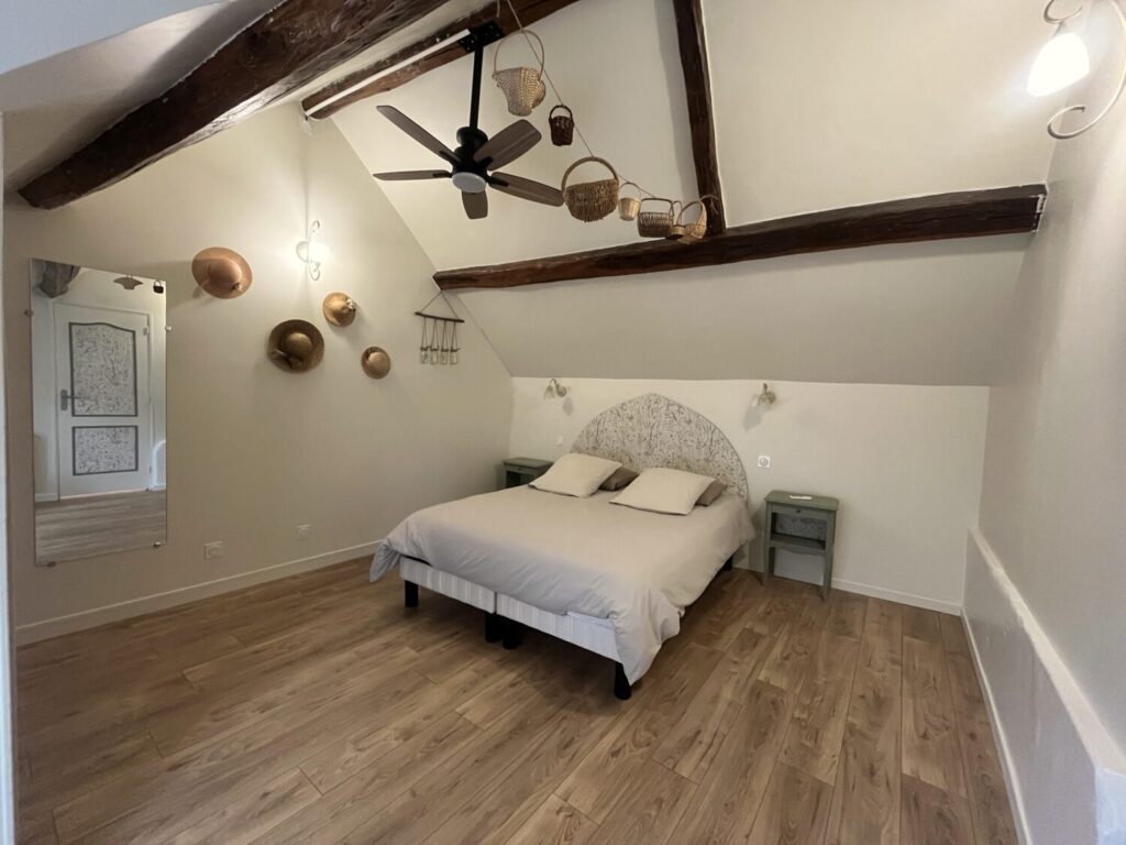 Chambre cosy avec lit double, conciergerie location saisonnière à Chailles.