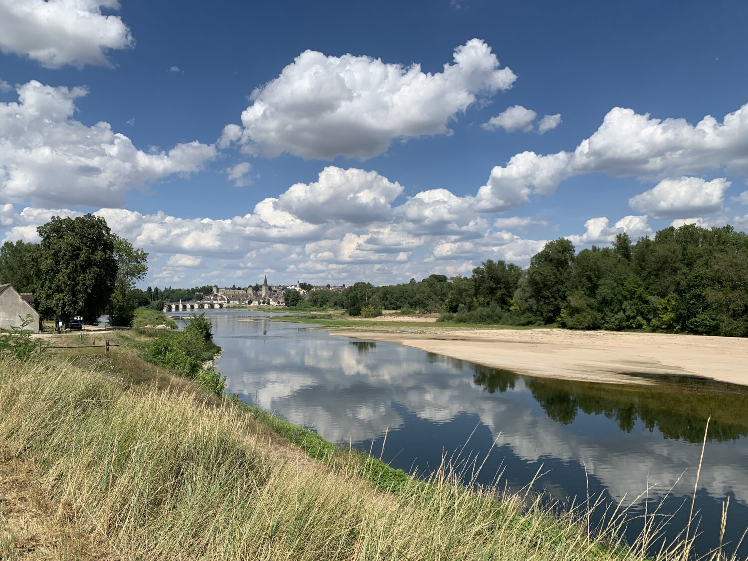 Vue sur la rivière avec des reflets, près de Chailles; Faciliclé.