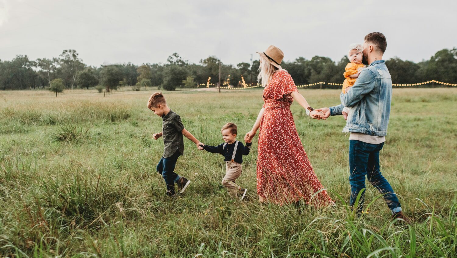 Famille se promenant dans un champ, Faciliclé, conciergerie location saisonnière.